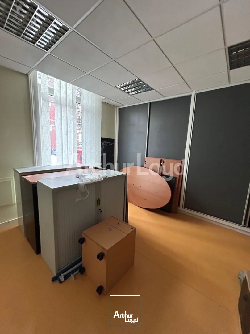 Immeuble de bureaux à vendre à Cambrai proche gare avec cour intérieure - Photo 1