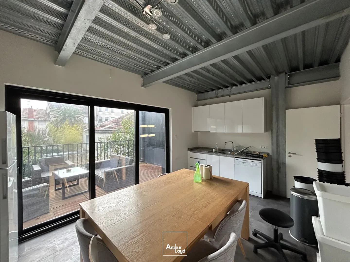 Immeuble de bureaux à vendre à Bordeaux avec terrasses et parking sécurisé - Photo 1