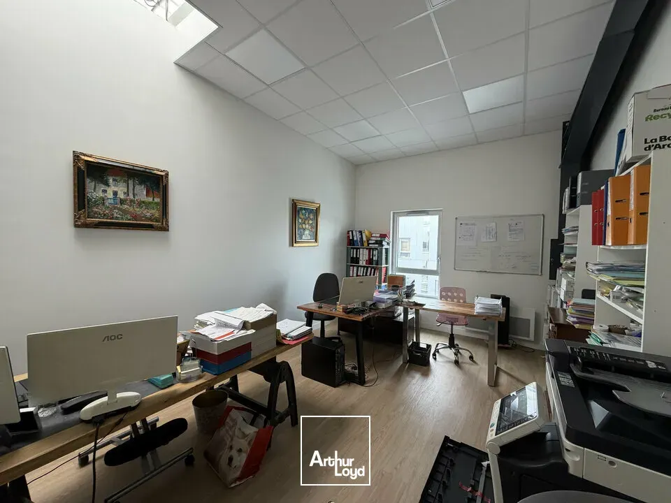 A VENDRE - BUREAU MODERNE DE 32 M² - IMMEUBLE TERTIAIRE RÉCENT - Photo 1