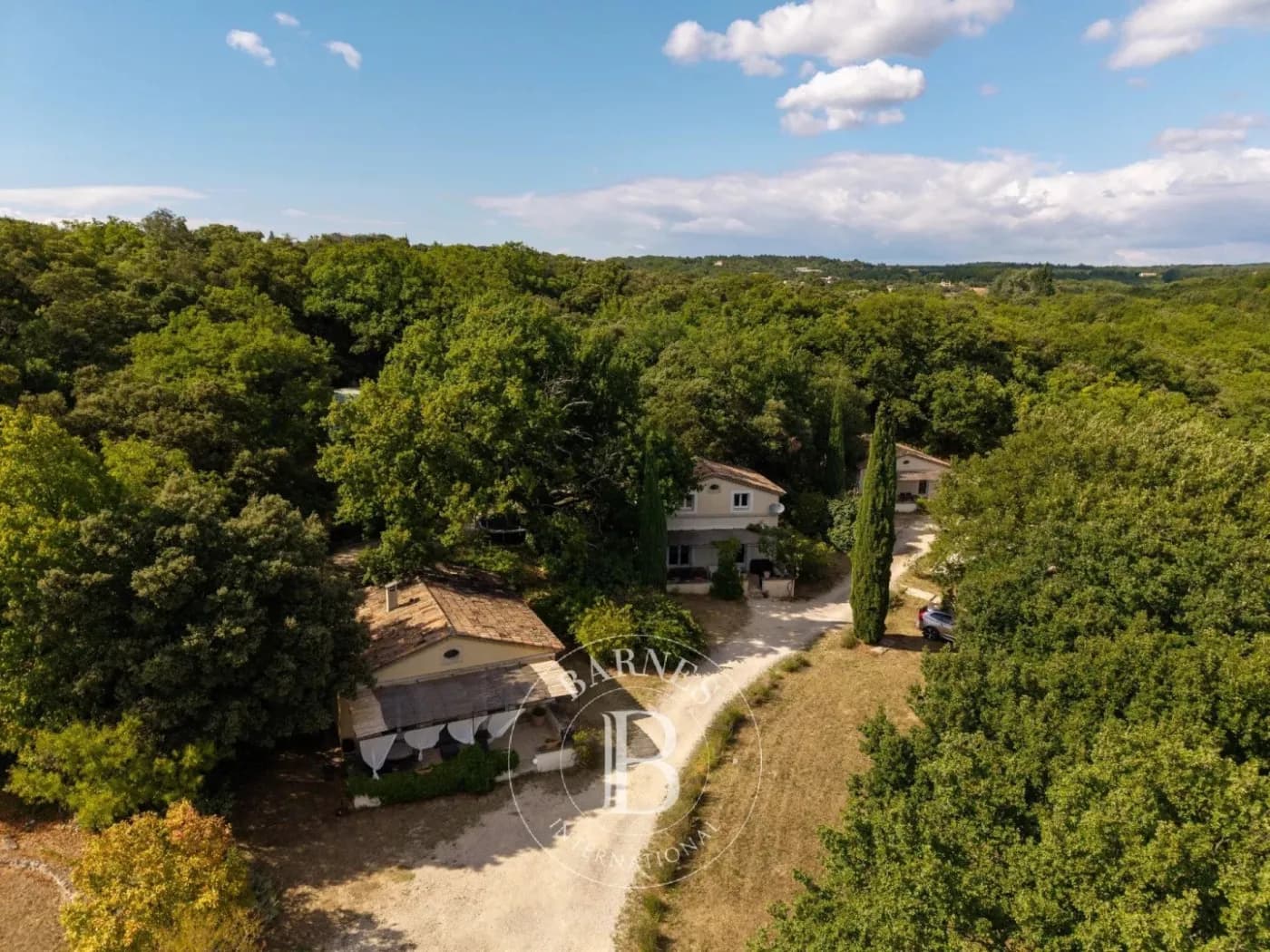 Barnes - Ensemble immobilier avec Mas du XVIe siècle - Trois bas - Photo 1