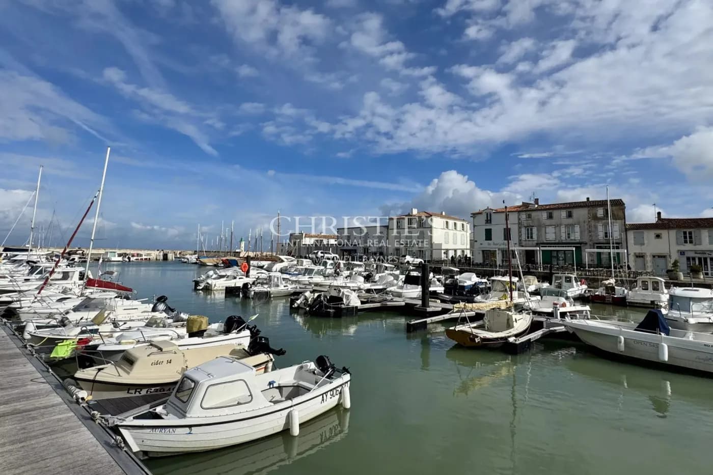 ENSEMBLE IMMOBILIER SUR LE PORT DE LA FLOTTE-EN-RE - Photo 1