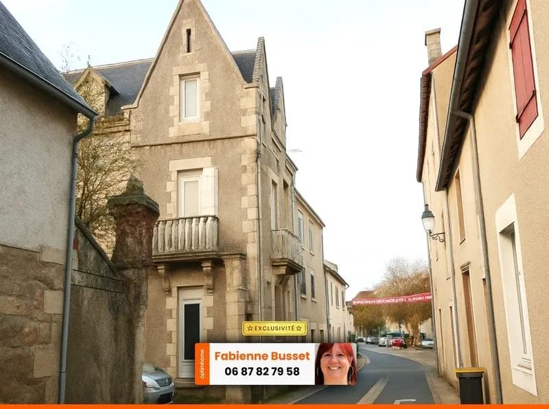Centre ville de St SAVIN (86310) - A vendre immeuble de 3 logements comprenant 10 pièces sur un terrain de 424 m² - Photo 1