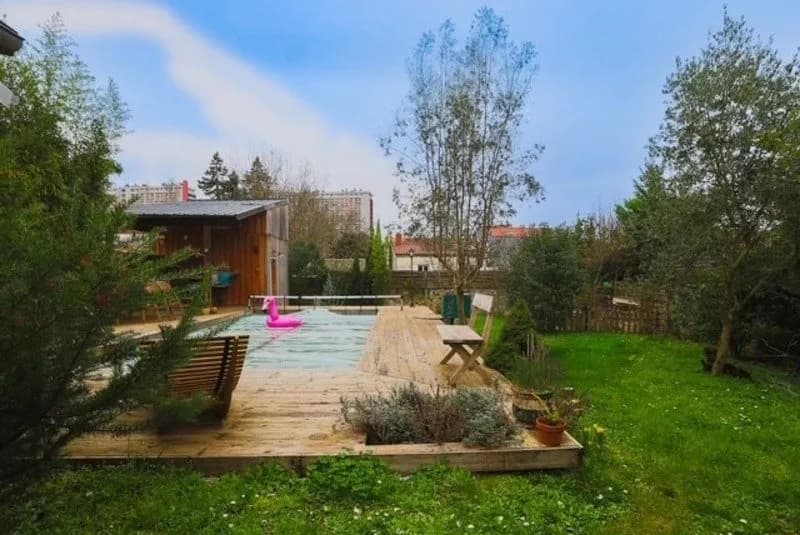 Ensemble immobilier atypique de 2 maisons non mitoyennes avec jardin et piscine et un immeuble avec rentabilité locative - Photo 1