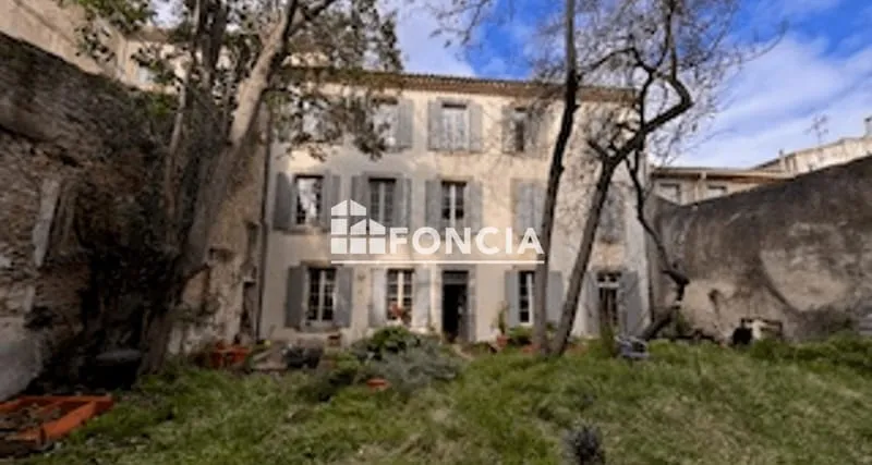 Situé en plein coeur de ville, cet immeuble de caractère se compose de 7 appartements actuellement loués. L'ensemble développe une belle surface répartie sur plusieurs niveaux et séduit par ses éléments anciens conservés - Photo 1