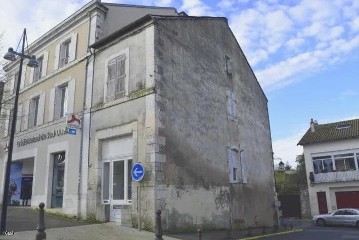 Immeuble Situé En Centre-Ville De Ruffec Avec Local / Bureaux Au RDC. Possibilité Appartement A L'Et - Photo 1