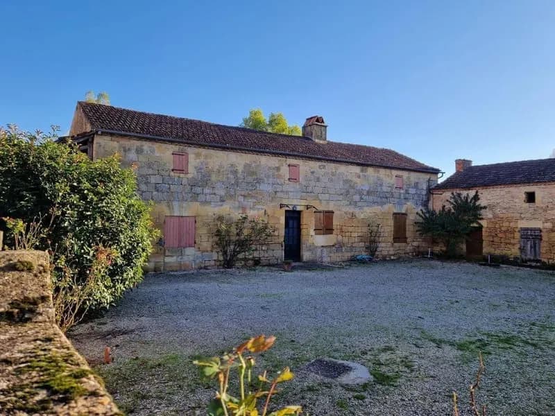 Ensemble immobilier à restaurer dans un charmant village de la vallée de la Vézère - Photo 1