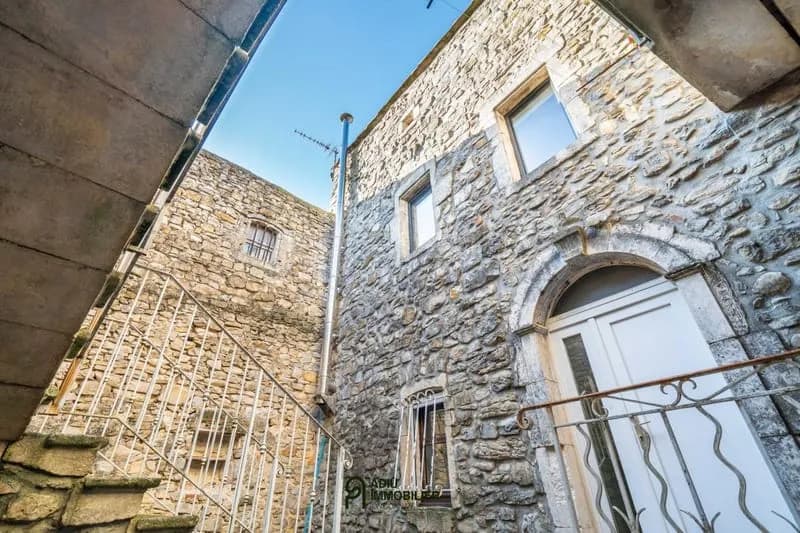 Immeuble en pierre avec quatre logements au nord d'Uzès - Photo 1