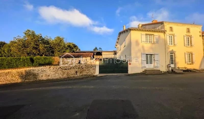 INVESTISSEMENT STRATÉGIQUE : Ensemble immobilier à fort potentiel - Fenioux (79) - Photo 1