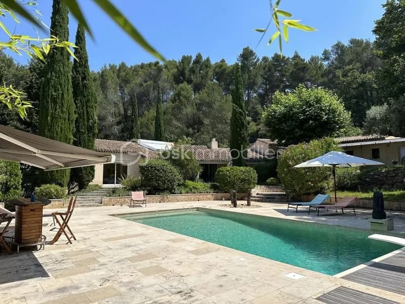 Un ensemble immobilier de 490 m² composé de 3 maisons avec 3 ha de forêt - Photo 1