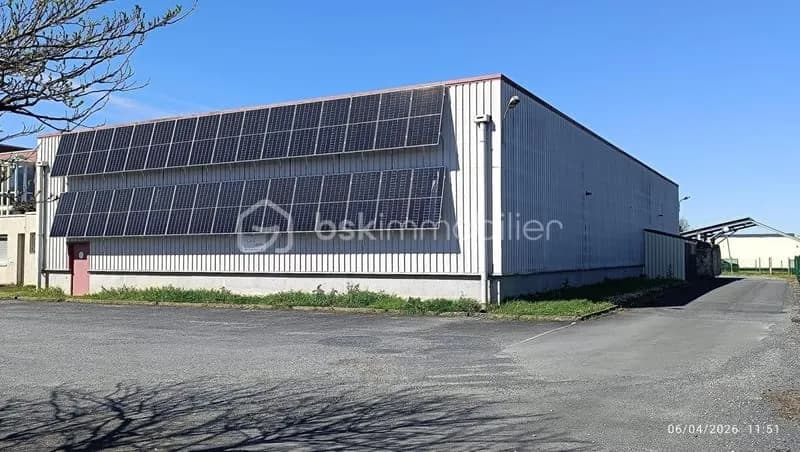 Bâtiments, parking, bureaux et salle de réunion - Photo 1