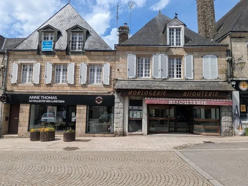 GUEMENE SUR SCORFF IMMEUBLE DE RAPPORT COMPOSÉ D' UN APPARTEMENT DE 153m² ENVION, D UN STUDIO DE 38m2 LOCAUX COMMERCIAUX, 1 MAISON EN PIERRE SOUS ARDOISES À RÉNOVER UNE PARCELLE DE 698m² - Photo 1