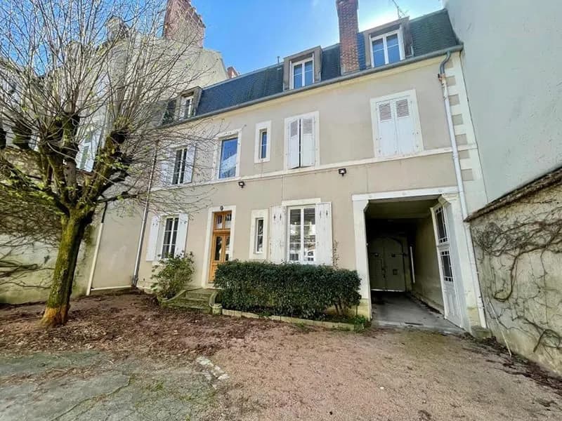 IMMEUBLE DE RAPPORT - NEVERS CENTRE-VILLE - 448 M² AVEC COUR, GARAGES ET CAVE - Photo 1