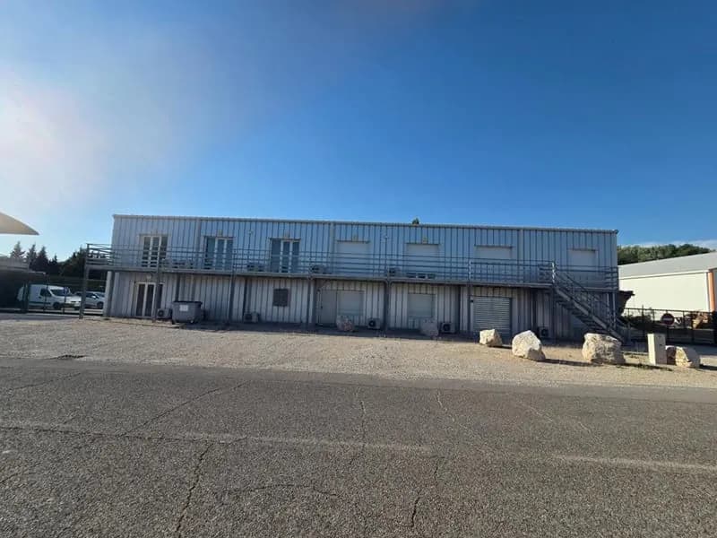 ROUSSET Bâtiment industriel avec bureaux - Photo 1