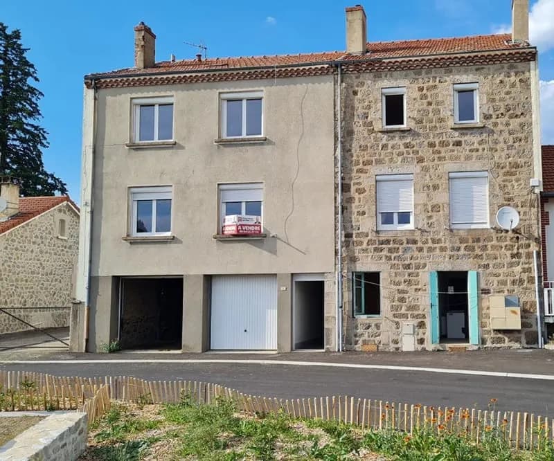 Saint Romain Lachalm 43620 Immeuble en pierre exposé Sud sur trois niveaux 5 logements, deux garages, cave - Photo 1