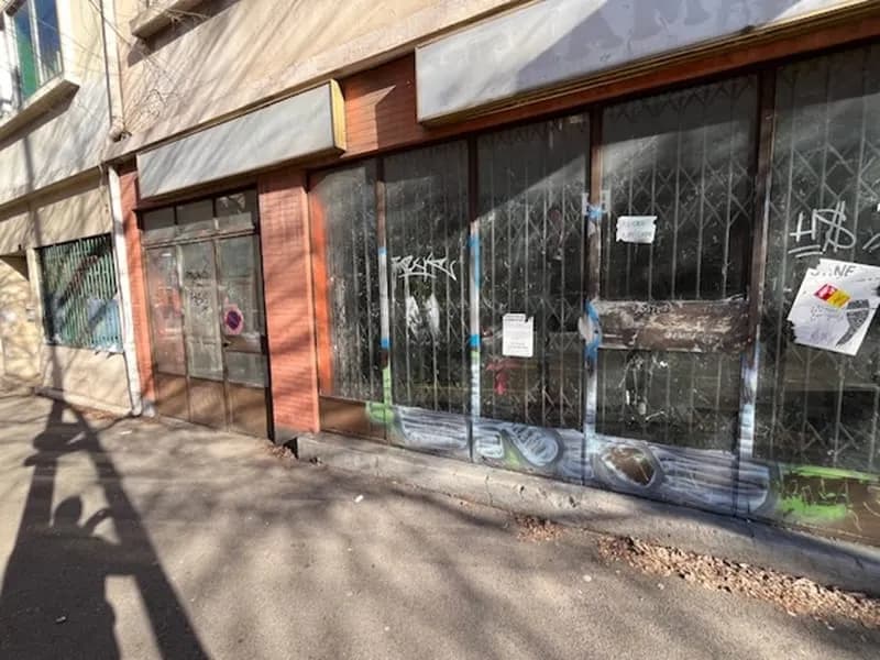 Ensemble immobilier de deux lots, un local commercial et un parking de 350 m² en centre ville - Photo 1
