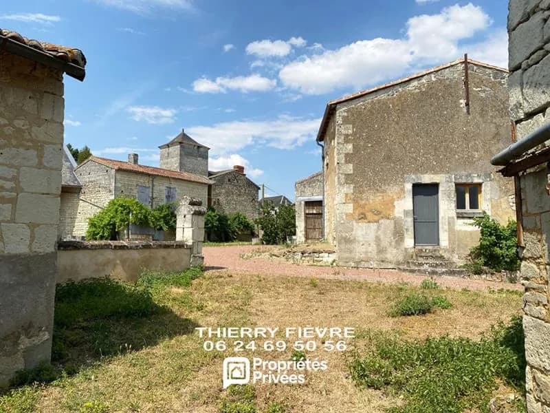 A VENDRE CURÇAY SUR DIVE - ENSEMBLE IMMOBILIER RÉNOVÉ ET À RÉNOVER SUR 1500 M2 DE TERRAIN - Photo 1