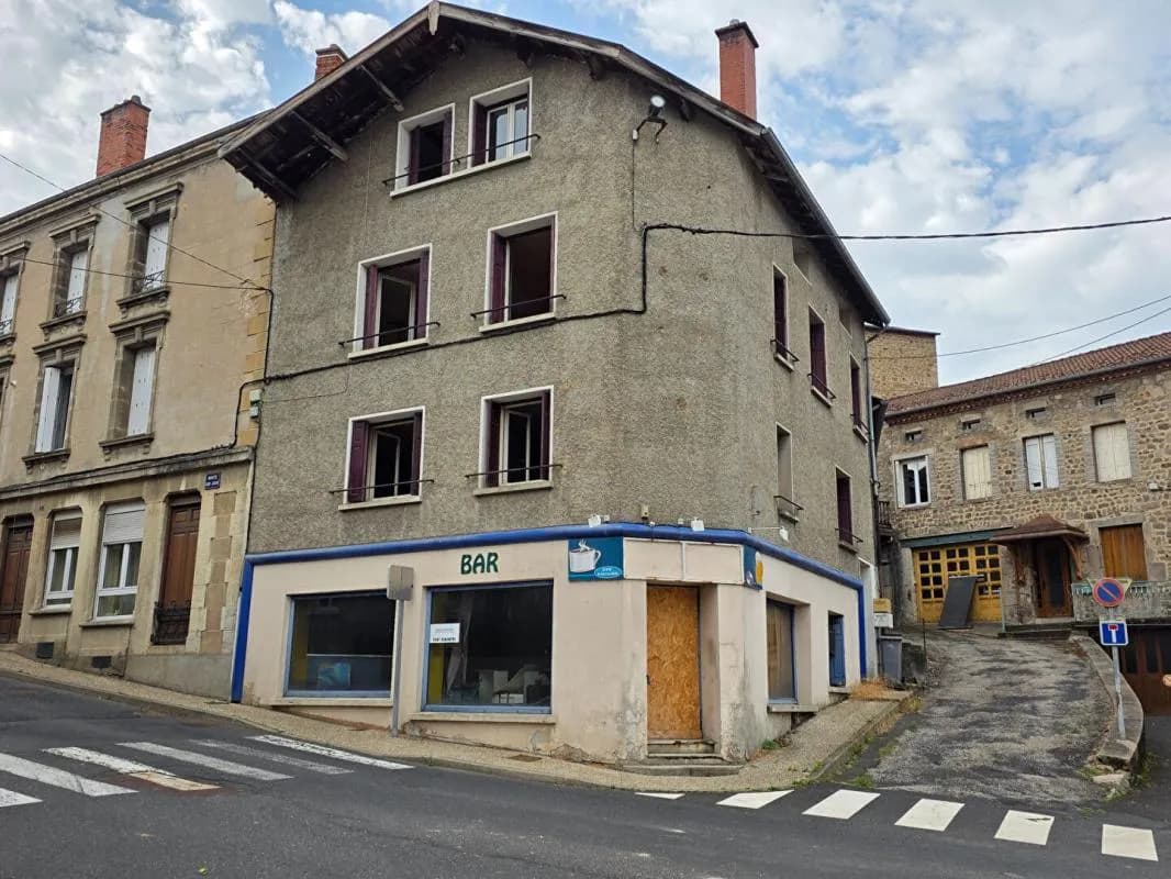 Dunières 43220 idéalement situé en plein centre du village proche des commodités Immeuble élevé sur caves sur trois niveaux plus combles aménageables à rénover en totalité environ 202m² habitables - Photo 1