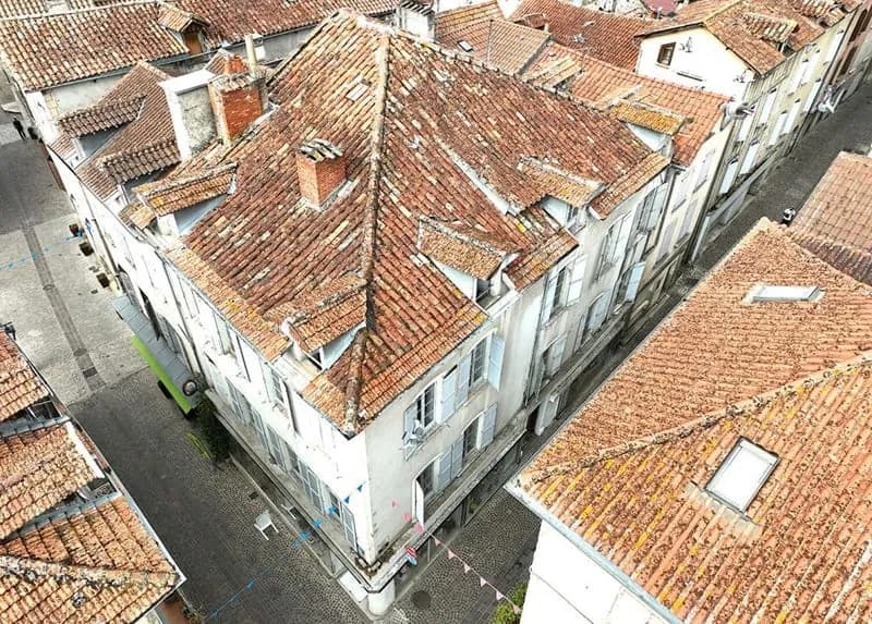 Immeuble de caractère du XVIII très lumineux avec commerce à l'angle de deux rues - Photo 1