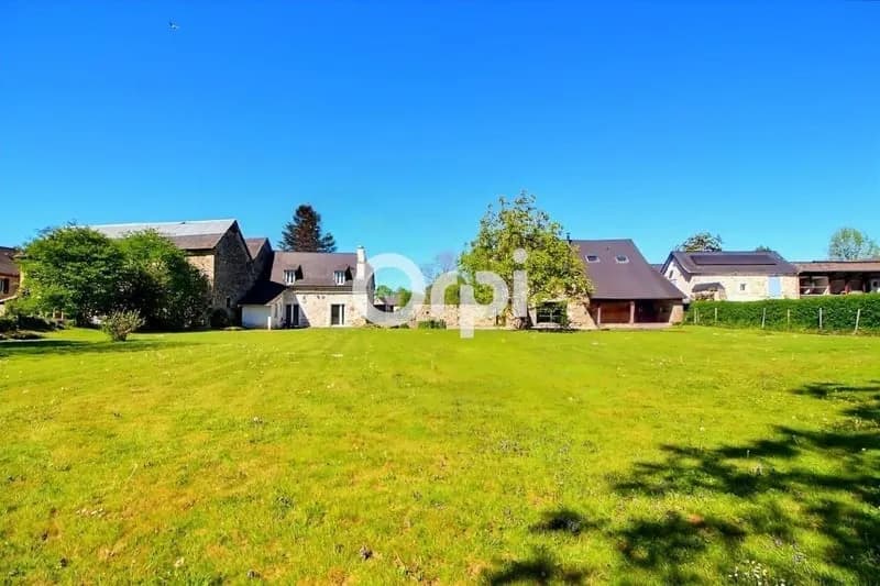ORPI OLORON vous propose un ensemble immobilier rare, idéalement situé entre Oloron-Sainte-Marie et Pau, à moins de 15 minutes d'Oloron - Photo 1