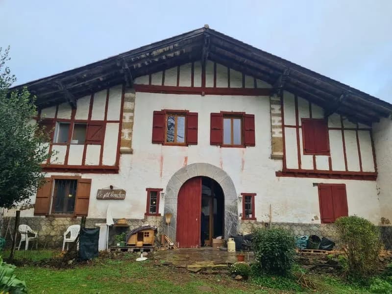 À vendre - Immeuble de rapport avec 3 logements et annexes à Mendionde (64) - Photo 1