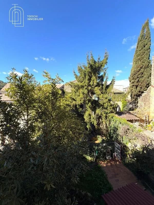Ensemble immobilier avec dépendance et jardin - Centre village - Photo 1