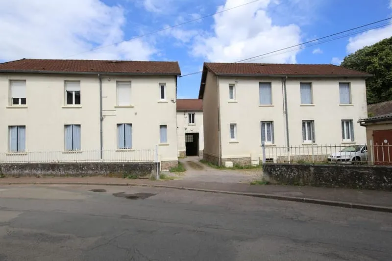 Ensemble de trois immeubles avec jardin et garages - Photo 1