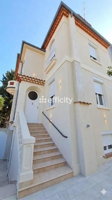 Villa - Photo 1