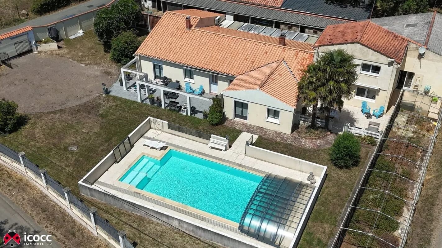 Ensemble immobilier de 224 m² avec piscine - Photo 1