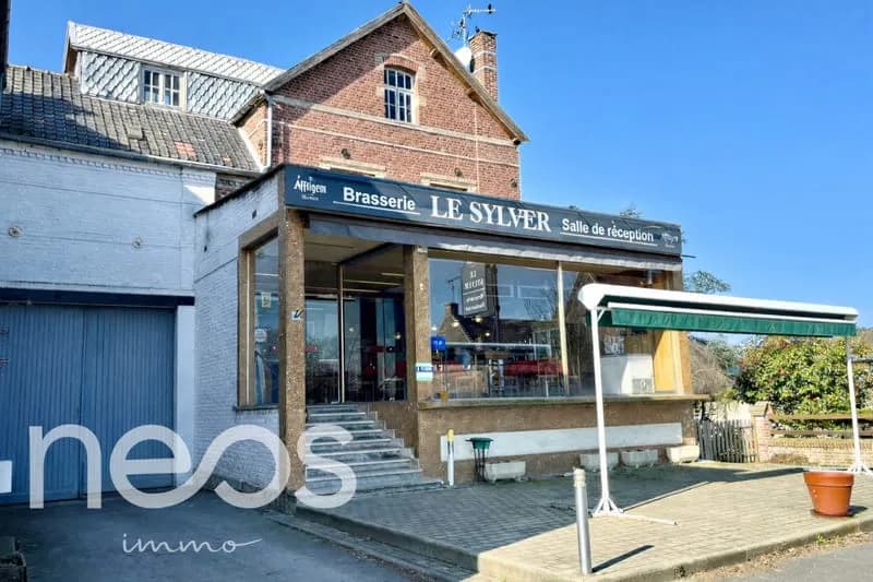 Ensemble immobilier avec brasserie, salle et habitation - Photo 1