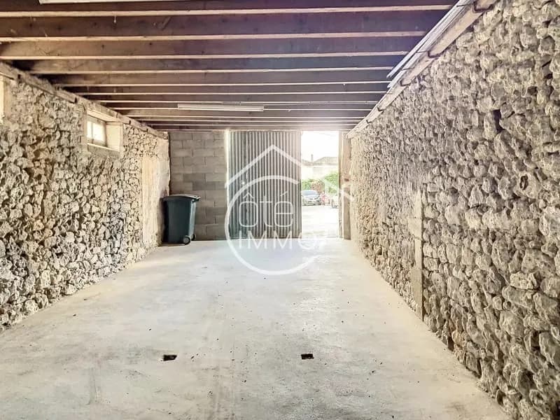 CENTRE BOURG : Un immeuble en pierres à usage de garage-entrepôt - Photo 1