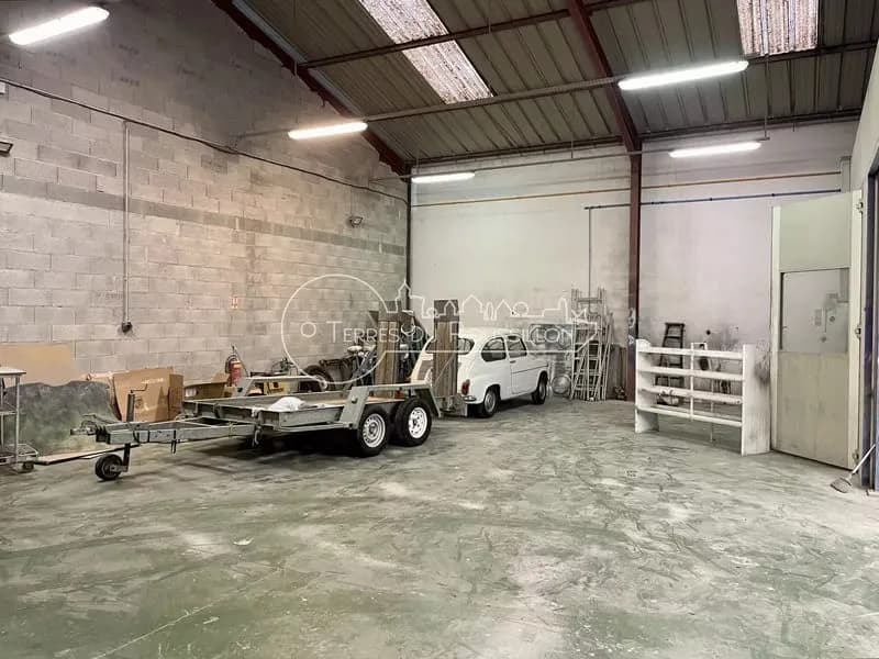 HANGARS + BUREAUX + MAISON F3 LOUES POLYGONE NORD 700 M² - Photo 1