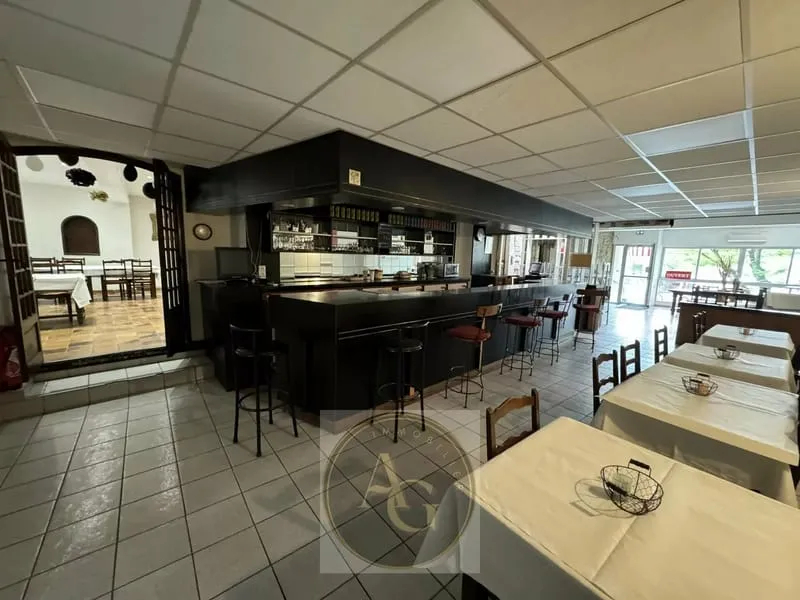 Hotel restaurant à reprendre ou transformer en immeuble de pus de 10 lots - Photo 1