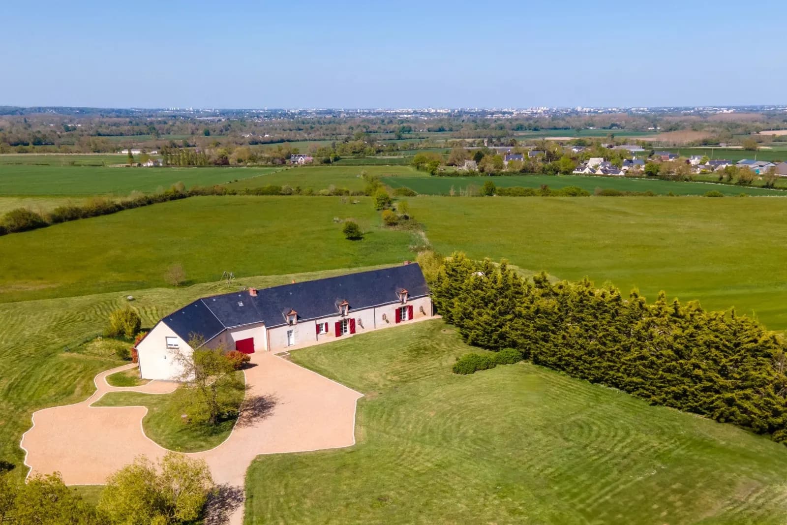 Ensemble immobilier - LONGERE rénovée avec 3 appartements indépendants et piscine intérieure - Photo 1