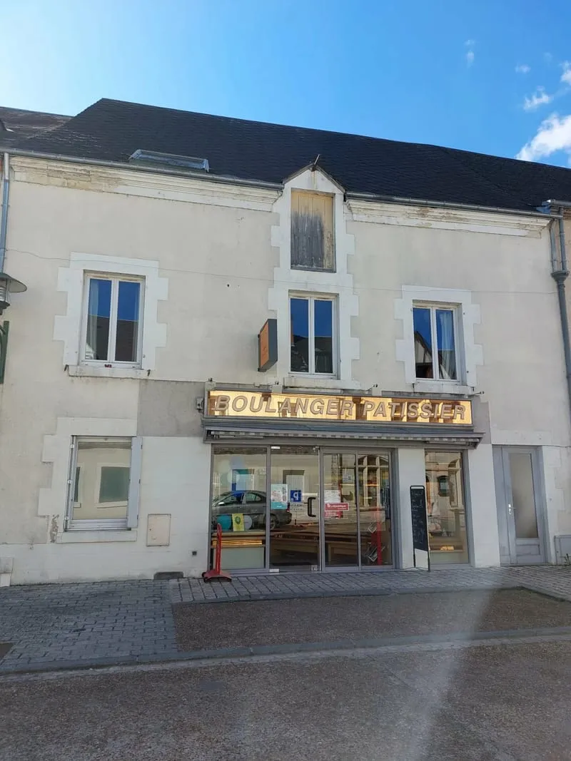 Immeuble avec un commerce, un appartement et grenier aménageable - Photo 1