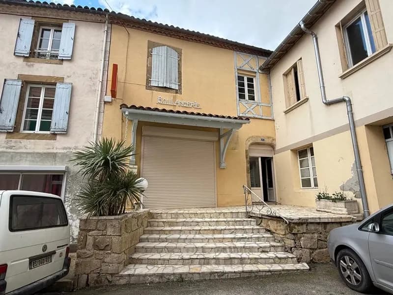 Immeuble de rapport locatif avec grand garage attenant - Photo 1