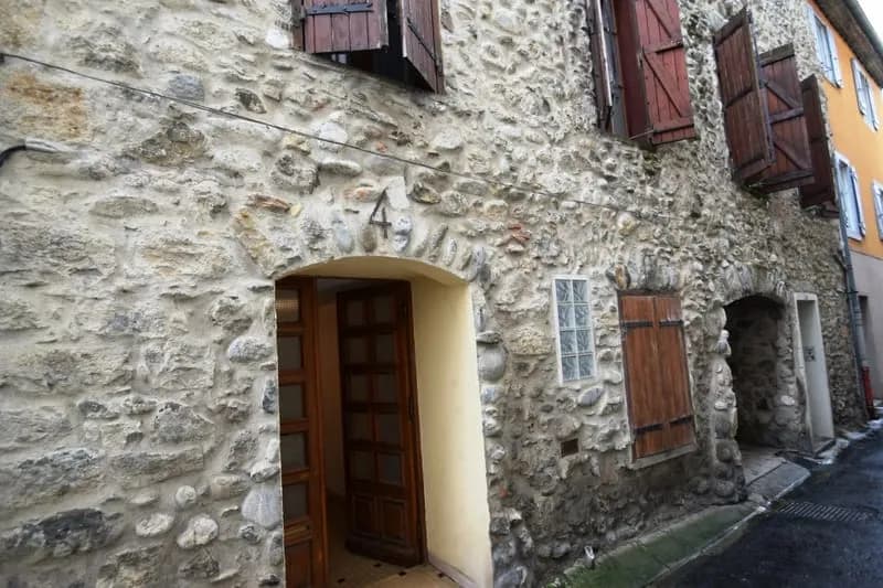 Immeuble avec appartements de deux et trois chambres, deux studios et un garage à Quillan - Photo 1