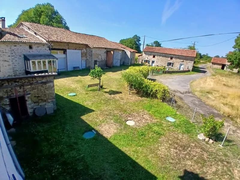 Ensemble immobilier avec granges et dépendances, avec accès à la rivière, sur 2.8 Hectares - Photo 1