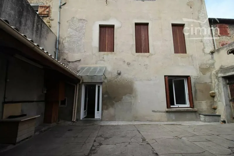 A vendre immeuble avec un local, une cour et un garage - Photo 1