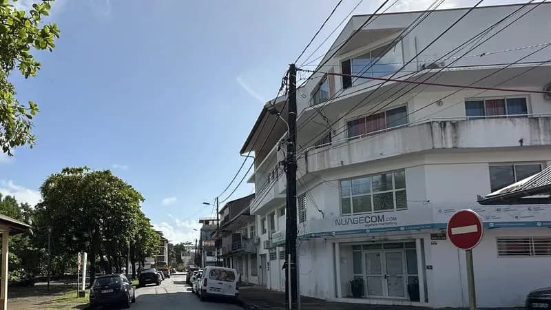 ENSEMBLE IMMOBILIER EN PLEIN CENTRE-VILLE DE CAYENNE - Photo 1