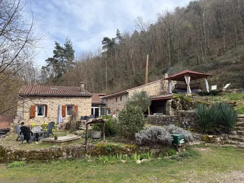 Ensemble immobilier en pierre de pays avec dépendances et terrains - Photo 1