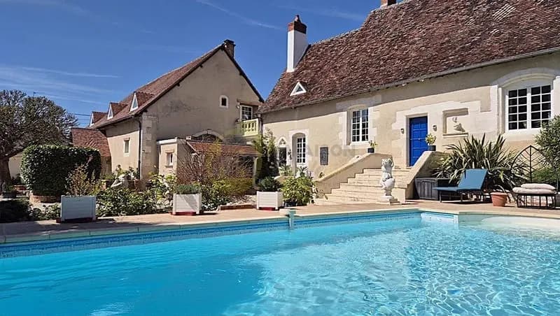 ENSEMBLE IMMOBILIER DE CARACTERE AVEC PISCINE, UN LIEU INSPIRANT AUX PORTES DE BOURGES - Photo 1