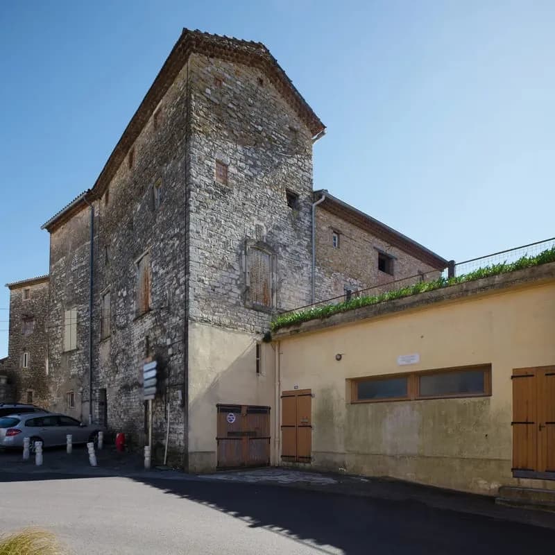 Ensemble immobilier atypique avec travaux, accès facile. - Photo 1