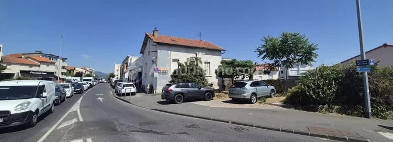 EXCLUSIVITE-ENSEMBLE IMMOBILIER À RÉHABILITER - EMPLACEMENT STRATÉGIQUE SUR AXE TRÈS PASSANT - FORT POTENTIEL PROFESSIONNEL / INVESTISSEUR - Photo 1