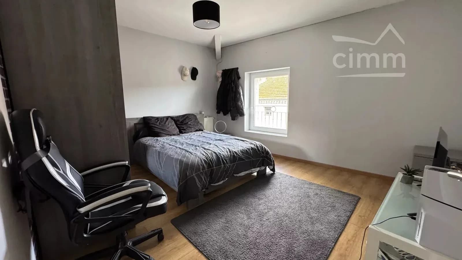 Ensemble immobilier de 266 m² avec local commercial, habitation, garages et cour - Photo 1