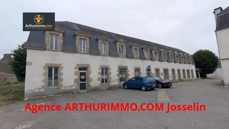 JOSSELIN BATIMENT AVEC TERRAIN DE 1700 M² - Photo 1