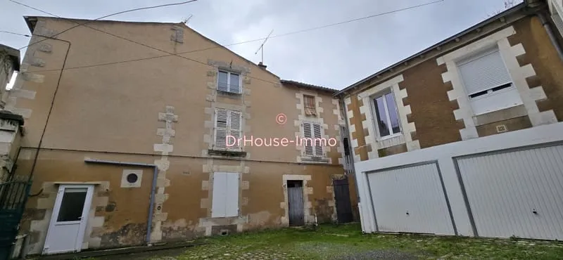 POITIERS CENTRE-VILLE : BELLE ET RARE OPPORTUNITE - Bel immeuble avec cours intérieure comprenant 3 appartements indépendants (2 types 4 et 1 type 2) et 4 garages! Rendement important! - Photo 1