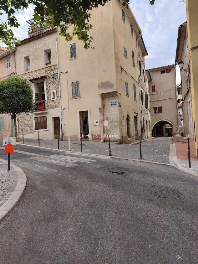 Immeuble centre et au calme, expo SUD et Est: exposition SUD et EST( vue dégagée), facade, toit, électricité et fenêtres refaits. Ideal investisseur avec rentablité 9% à 11% 1ère maison pour jeune couple possible. - Photo 1