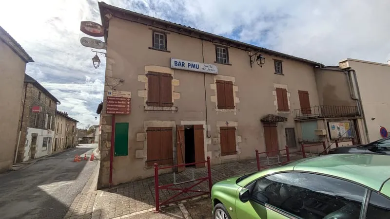 Bar-PMU et immeuble à fort potentiel - Usson du Poitou - Photo 1