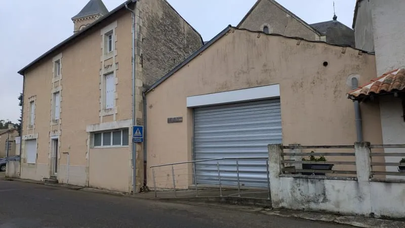 Immeuble commerces - St Secondin - Photo 1