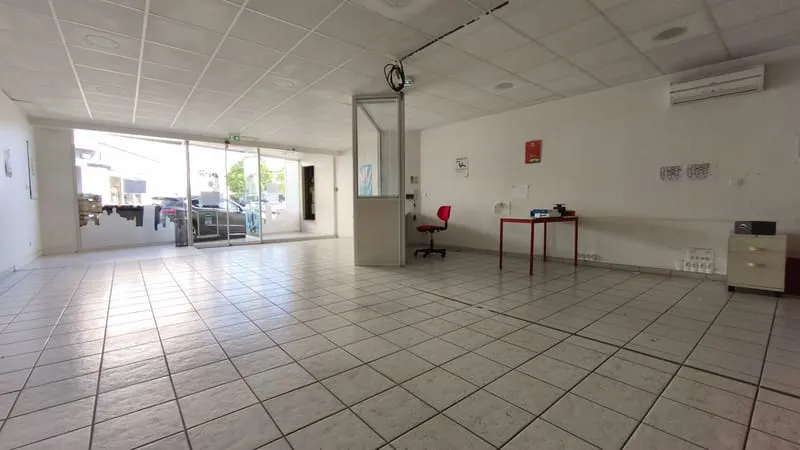 Immeuble de rapport à Civray (local commercial + deux appartements) - Photo 1